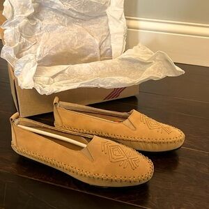 Hush Puppies camel suede loafer NIB 7